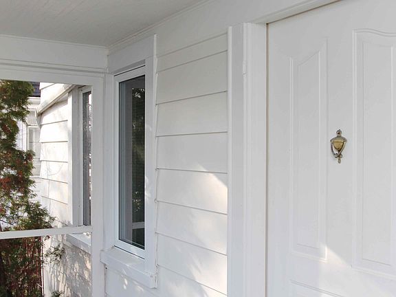 Entrance / Enclosed Porch