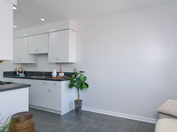 4th image of 815 E Villa St APT 9