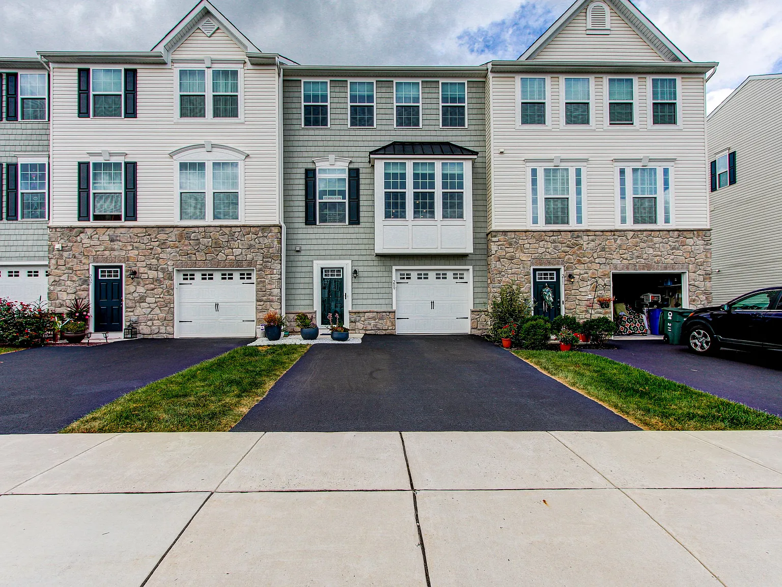 3 bed, 2.5 bath, 2432 sqft, $3,000 — Photo 1