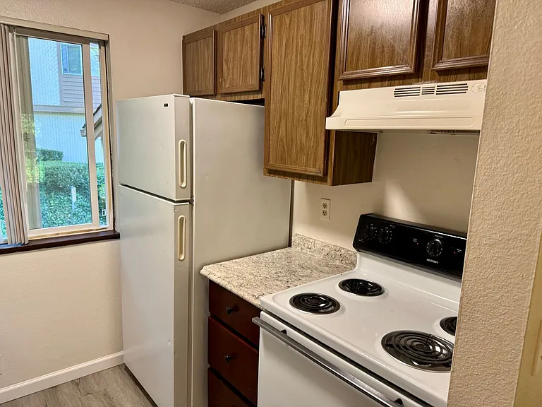 Single level top floor 2 bed Flat w/nice sized deck — Photo 8