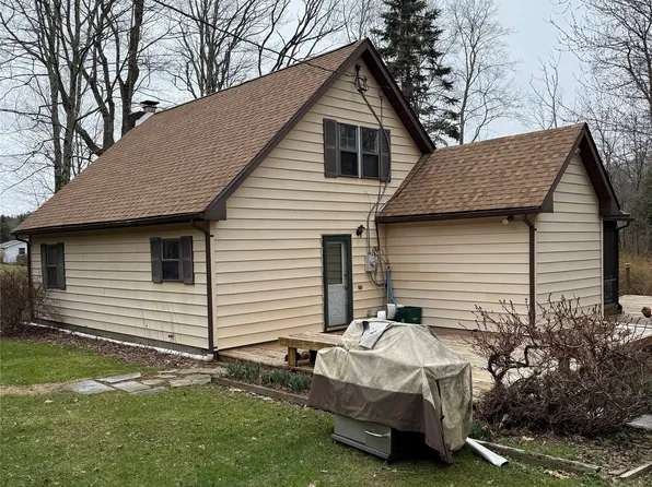 1279 Snow Hollow Rd, Montrose, PA 18801