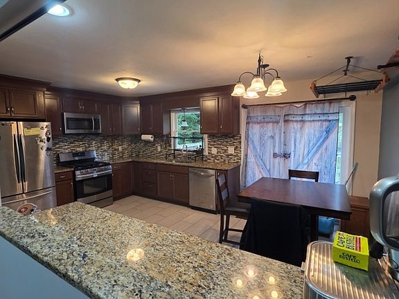 5th image of 91 Goldfinch Ln