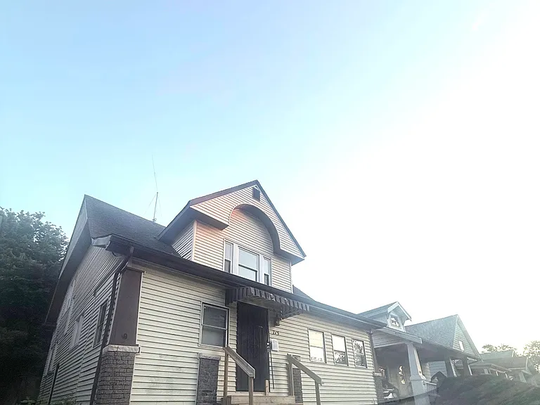 715 W Cushing St — Photo 1