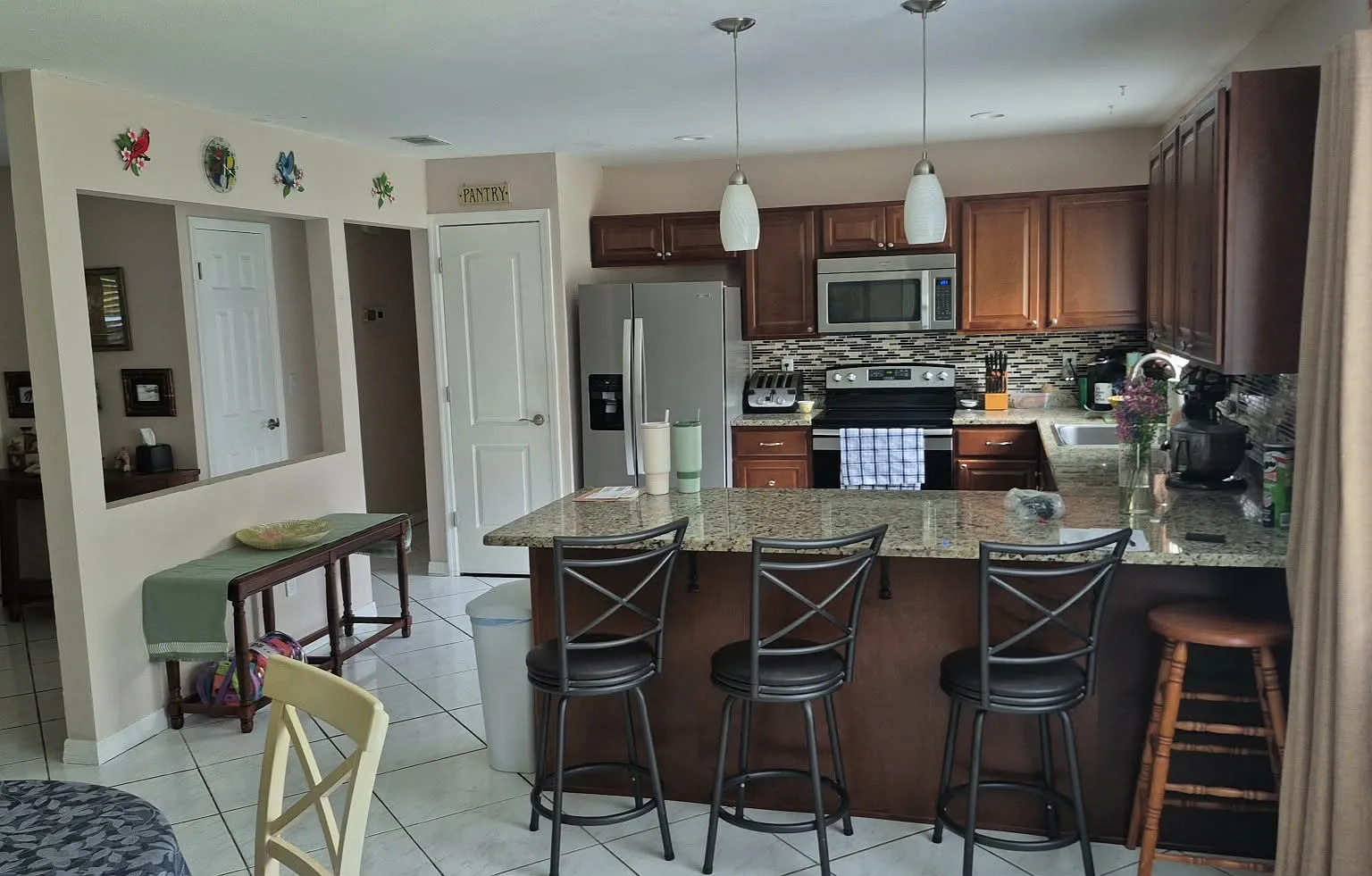 637 SW Everett Ct — Photo 3