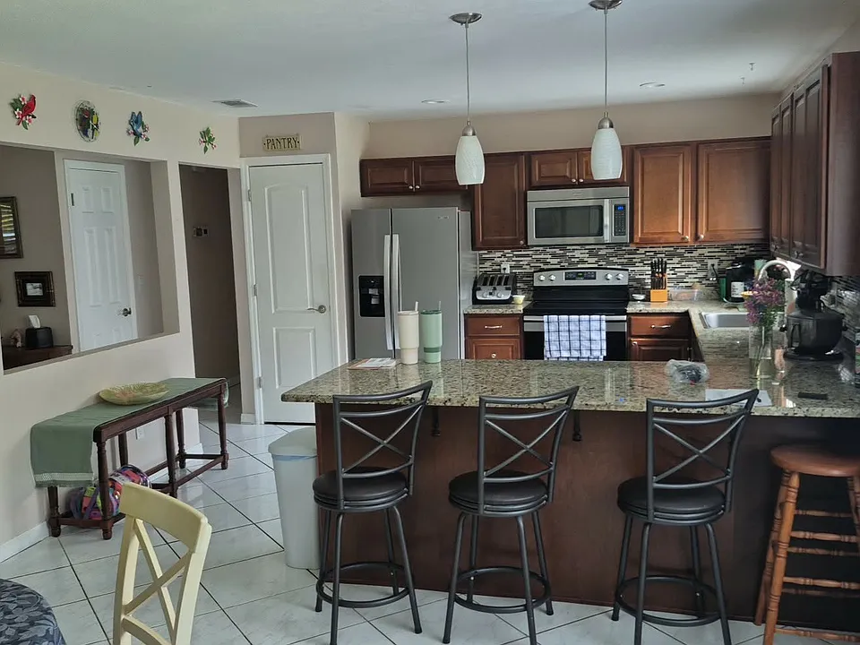 637 SW Everett Ct