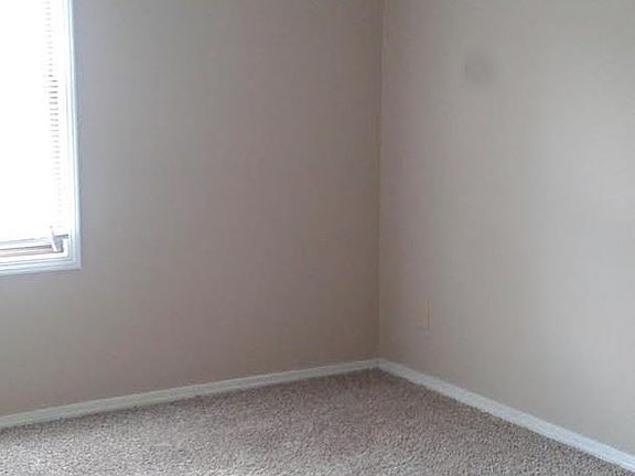 3rd image of 1701 N Rosewood Ave APT 11