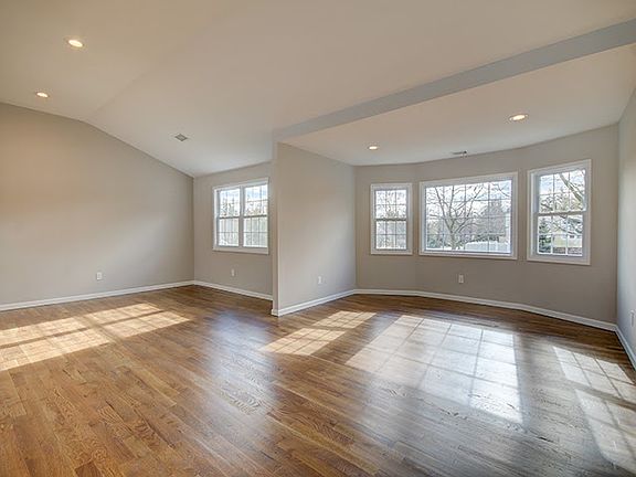 4th image of 65 Roundtree Dr
