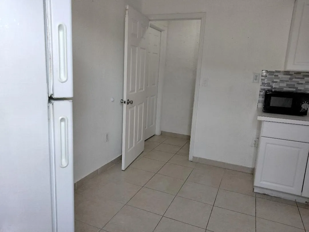 1 bed, 350 sqft, $1,200 — Photo 3