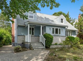 26 Wood Ave, Albertson, NY 11507