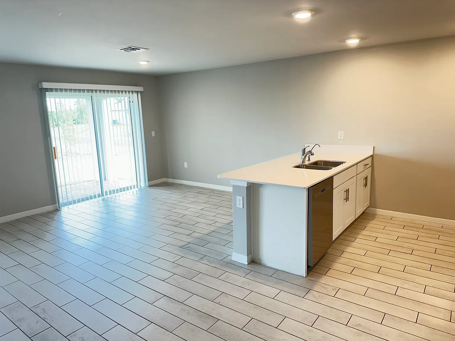 Beautiful, Spacious Home Available Now! — Photo 4