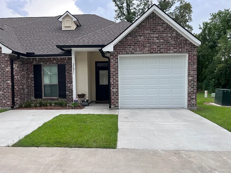 37071 Woodbine Ct — Photo 1