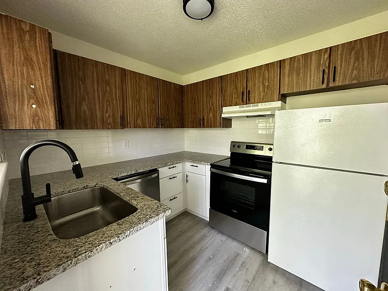 Sunset Rock Apartments — Photo 14