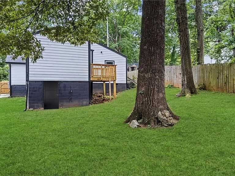 1077 Peeples St SW — Photo 19