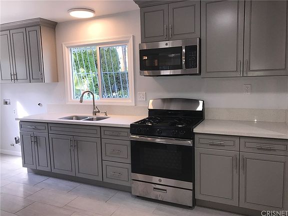 4th image of 20670 Clark St
