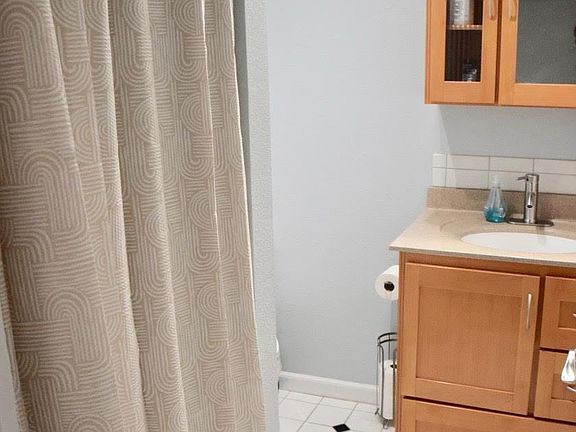 Guest Bath (with shower)