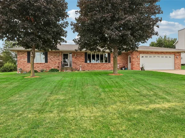 403 4th St E, Newhall, IA 52315