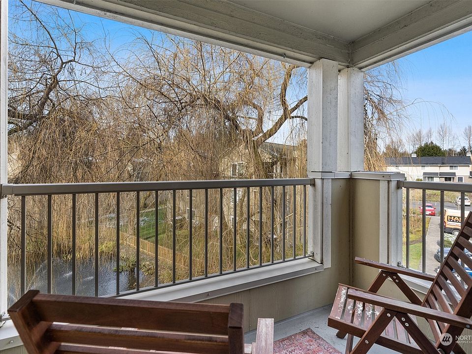Top Floor Corner Unit With Private Covered Deck>
