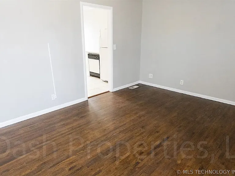 3724 S Knoxville Ave — Photo 4