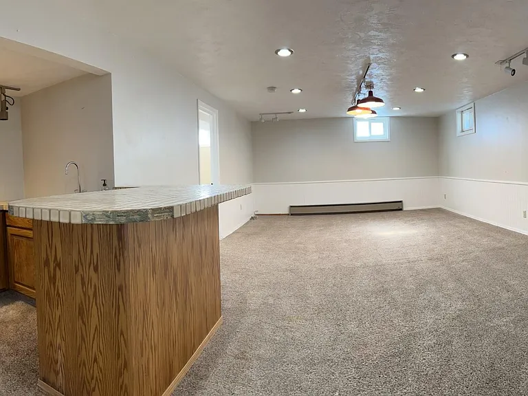 Basement bar area+entertainment space