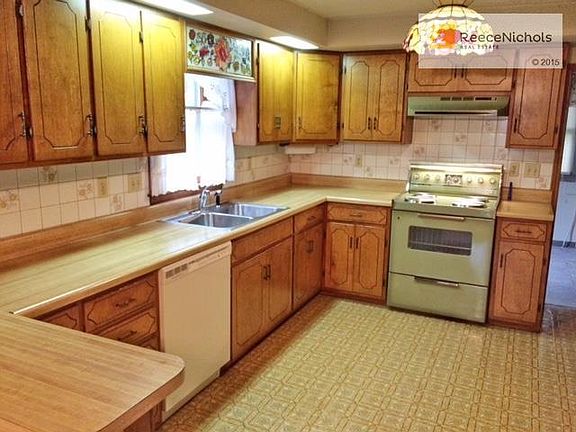 spacious kitchen, lots of cabinets, all appliances stay