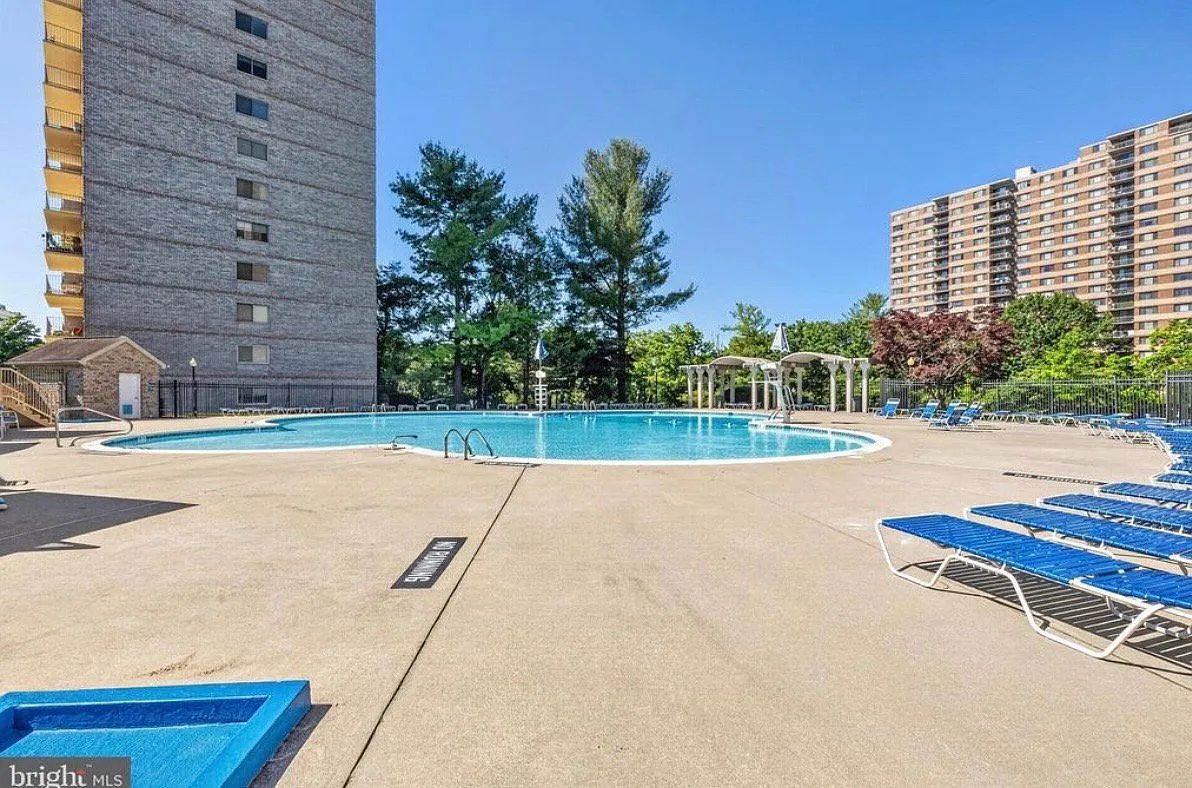 Updated and move in ready Spacious and bright 911 sq ft of living space on the 6th floor. — Photo 1