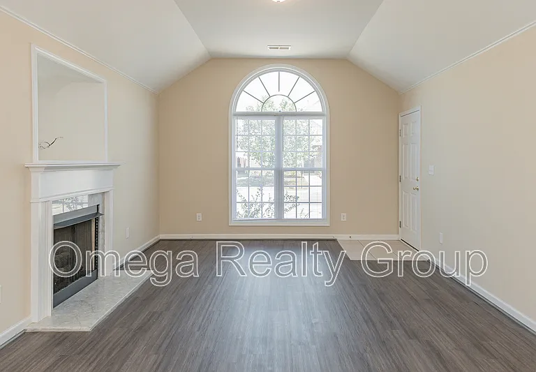 2170 Village Ln — Photo 7