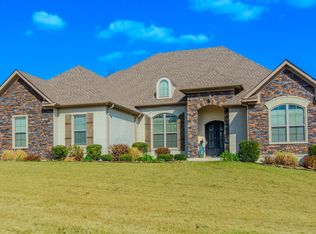 9800 Oak Heights Dr, Sherwood, AR 72120