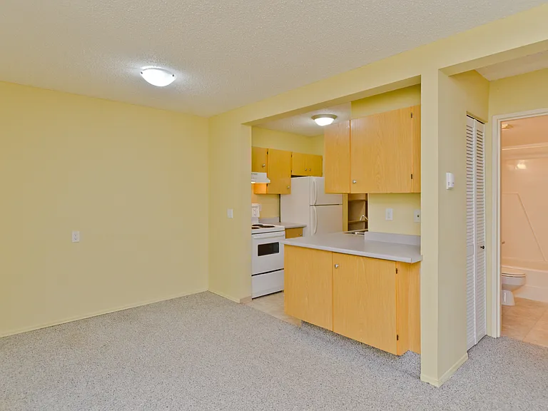7301 4a St SW — Photo 3