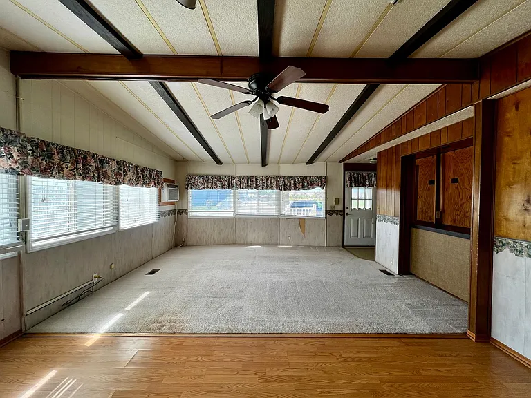1402 Hickory Rd — Photo 2