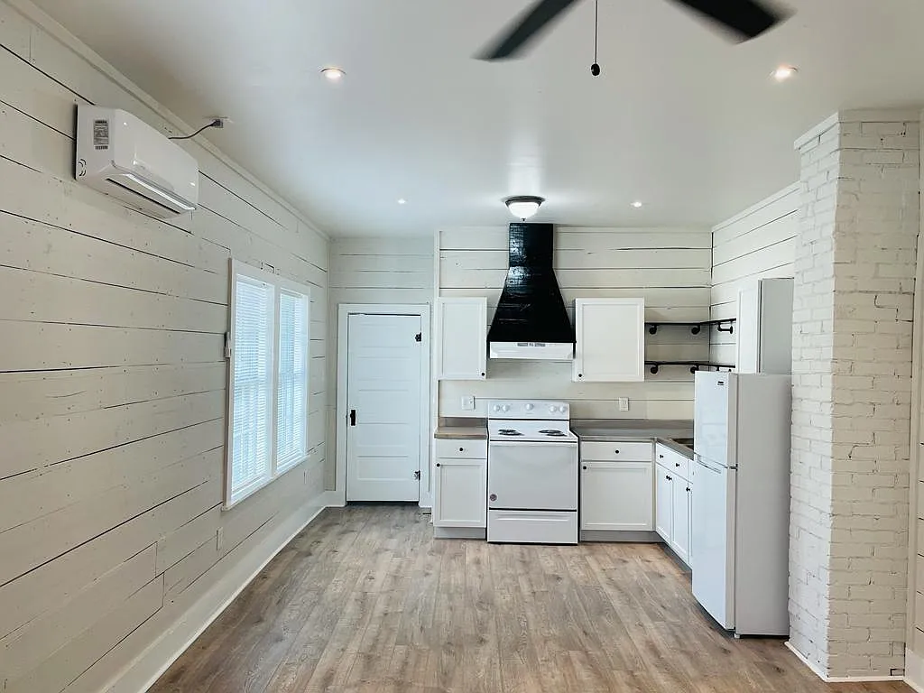 810 Aganier Ave — Photo 3