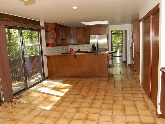 Large eat-in Kitchen - Beautiful Tile Floors - Stainless appliances new 2006