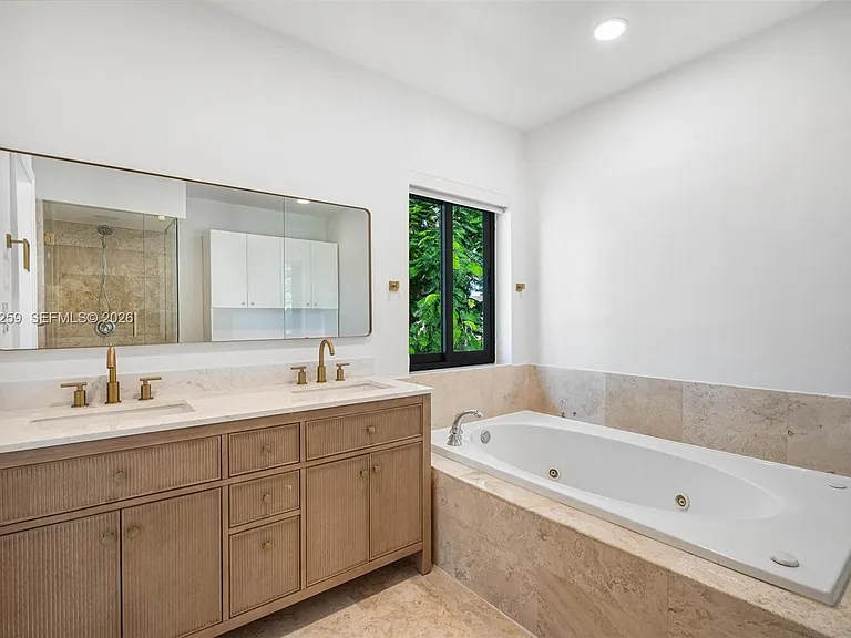 7810 Beachview Dr — Photo 18