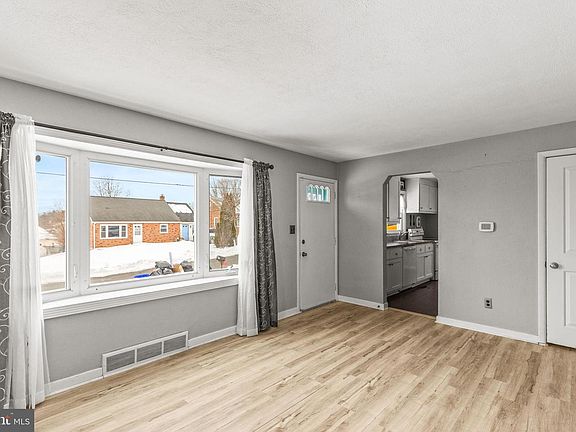 5th image of 102 Rockwood Ave