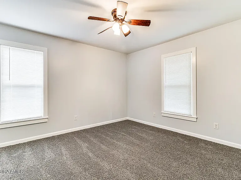 402 Sunset Dr — Photo 6