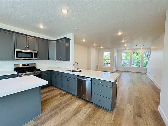 4th image of 156 E Linkwood Pl #41