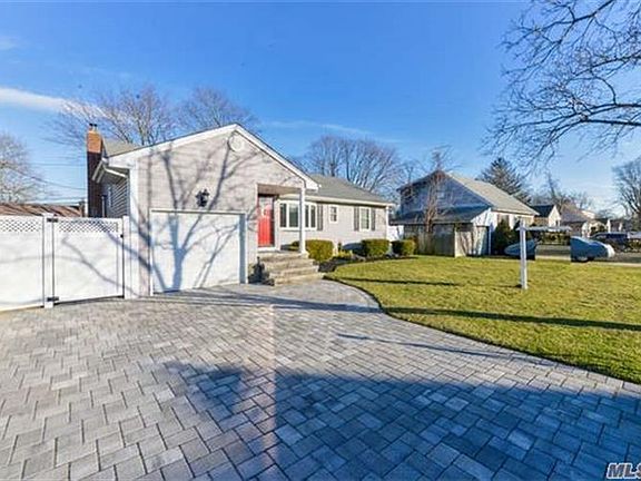 2nd image of 733 Blackstone Ave