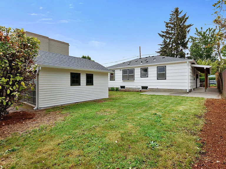 3715 NE Roselawn St — Photo 19