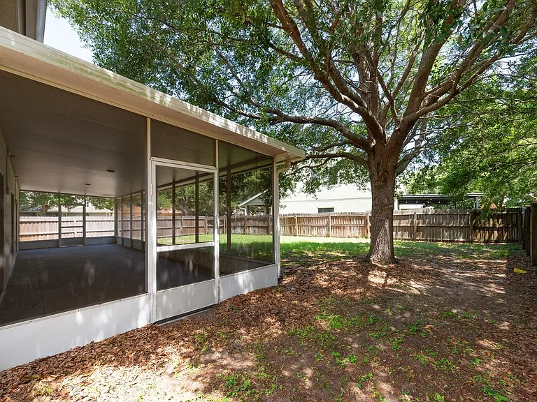 10825 Newbridge Dr — Photo 45