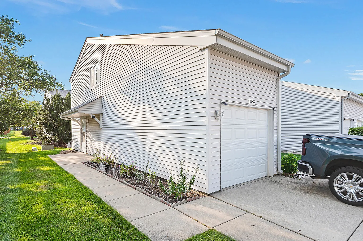 1888 Hickory Ln photo 1
