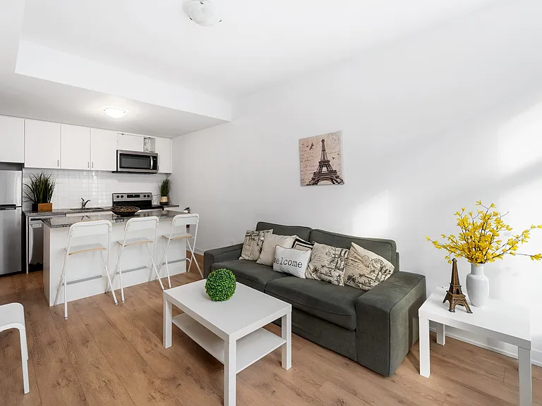 1740 Simcoe St N — Photo 3