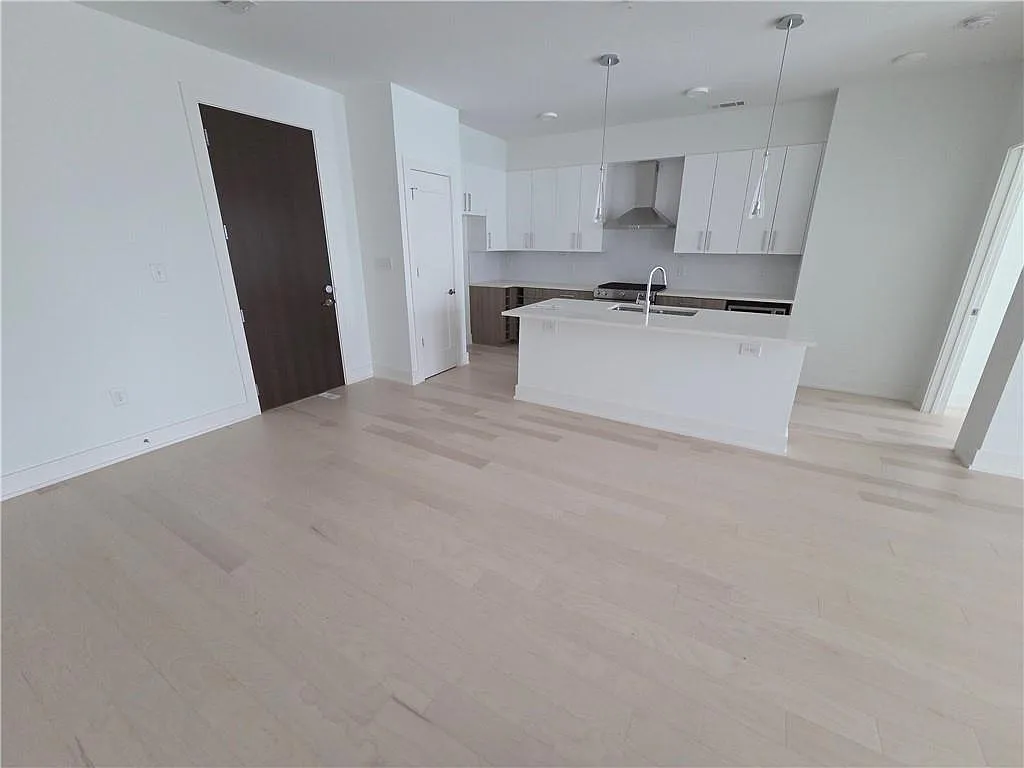 2 bed, 2.0 bath, 1386 sqft, $3,395 — Photo 2