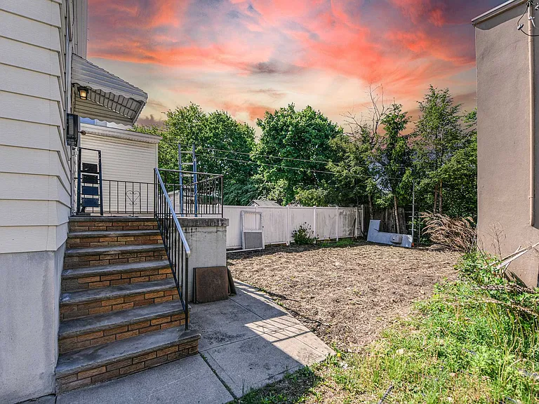 241 Maple St — Photo 32