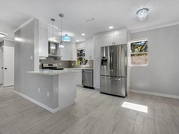 5th image of 3711 Shoreline Dr