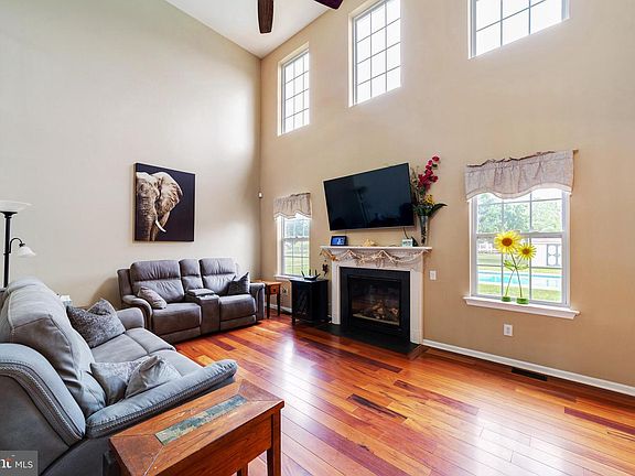 3rd image of 307 Greenway Ct