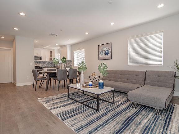 3rd image of 2631 S La Salle Ave #2633-1/2