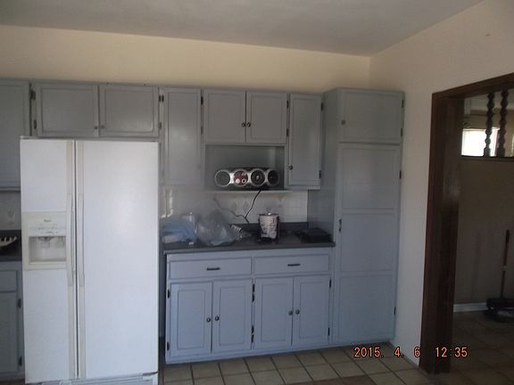 Kitchen w/ lots of cabinets