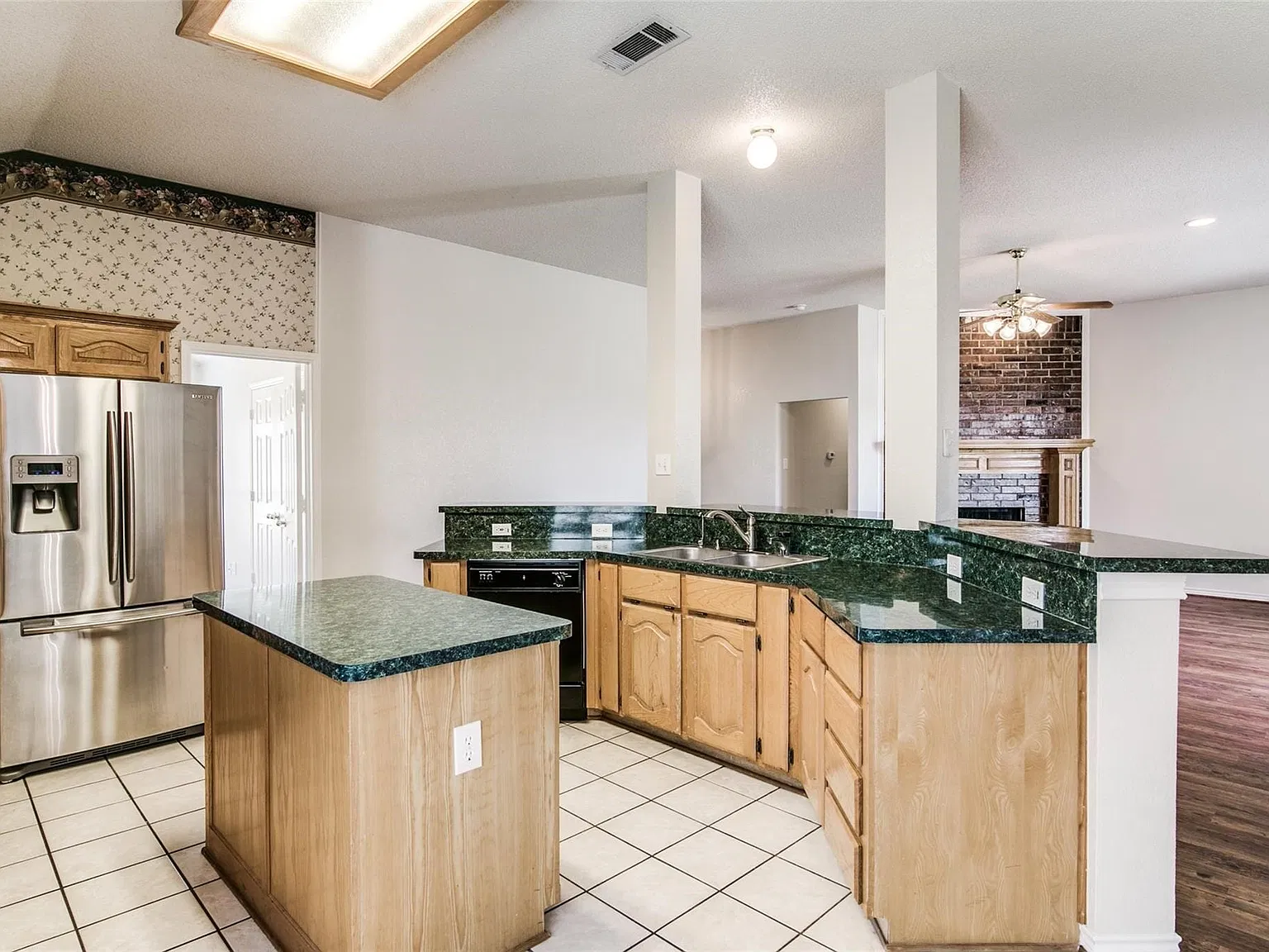 4 bed, 2.0 bath, 2116 sqft, $2,350 — Photo 4