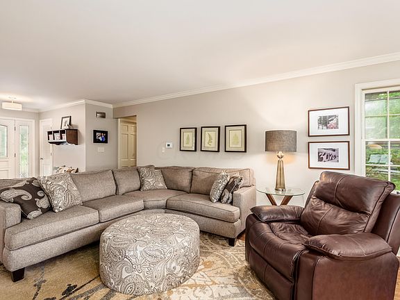 3rd image of 2897 Pickwick Dr