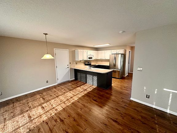 4th image of 410 SE Cardinal Ln
