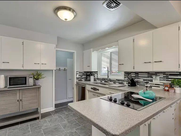 710 N 12th St — Photo 10